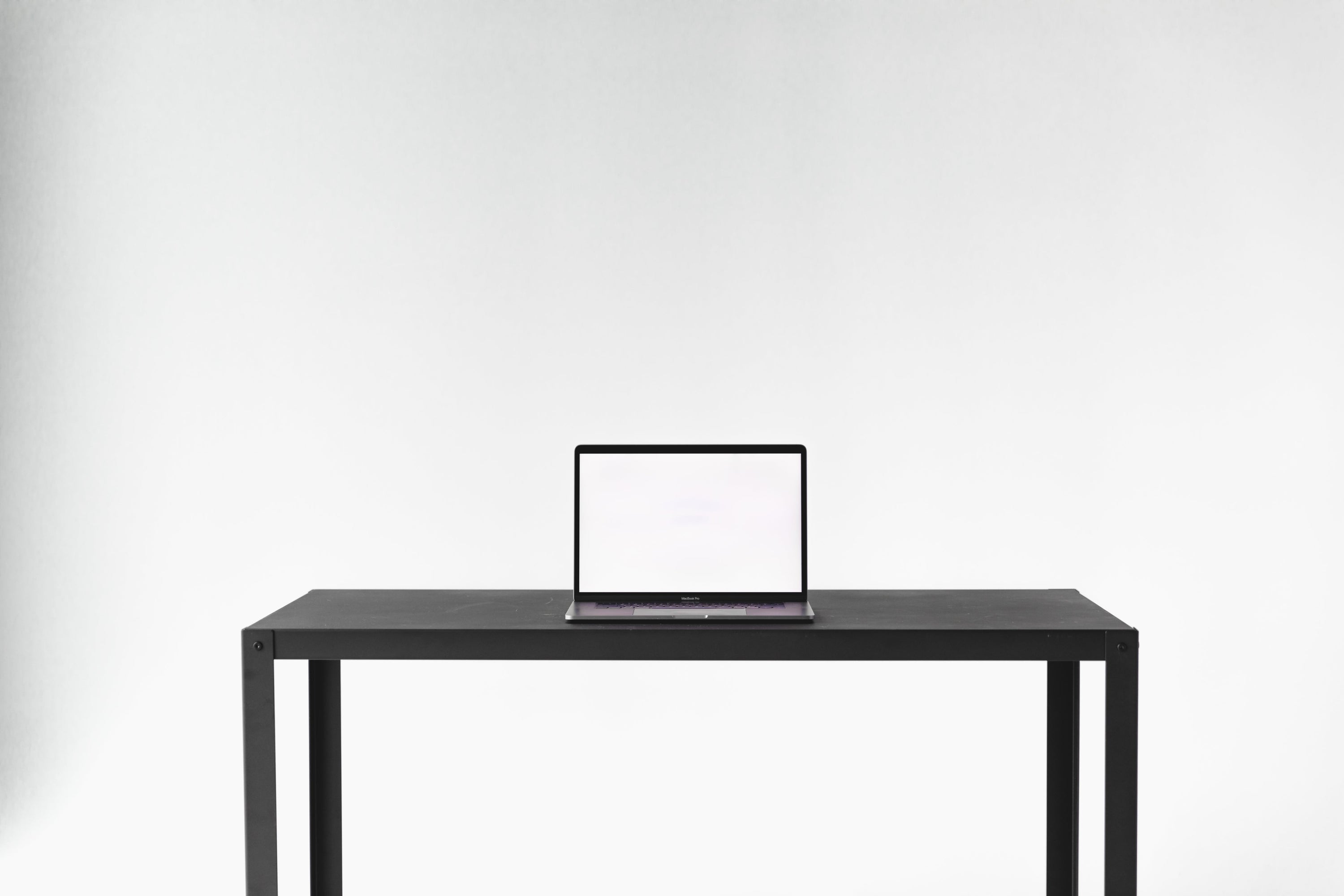 This minimalist desk setup is perfect for those that get easily distracted or hard to fall asleep due to day time mental clutters. No distractions here!